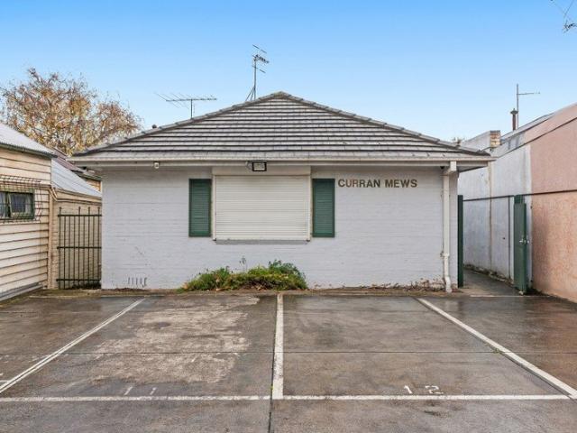 Self contained unit in walkable North Melbourne