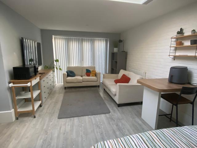 Self Contained Studio Bedsit – Private Entrance & All Bills Included