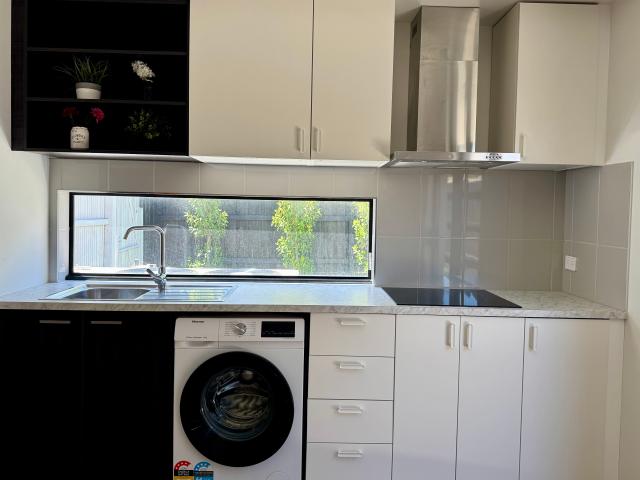 Self contained furnished studio unit for rent walking distance to Deakin Uni