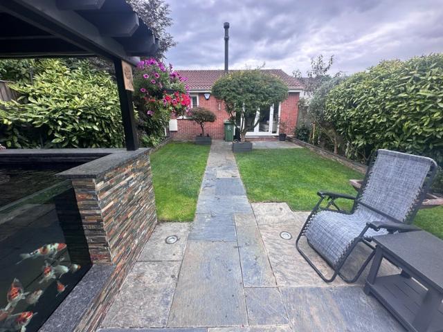 Self contained garden anix