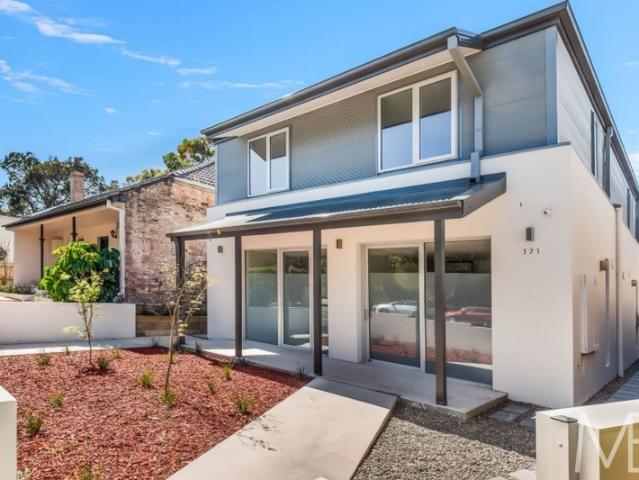SELF CONTAINED MODERN STUDIO WALK TO METRO