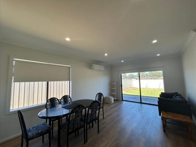 SELF CONTAINED ROOM WITH OWN EN SUITE INCLUSIVE OF ALL UTILITIES !