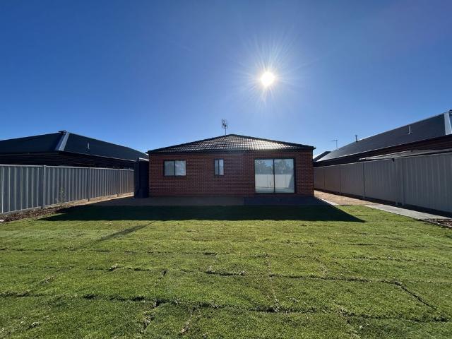 SELF CONTAINED ROOM WITH OWN EN SUITE INCLUSIVE OF ALL UTILITIES !