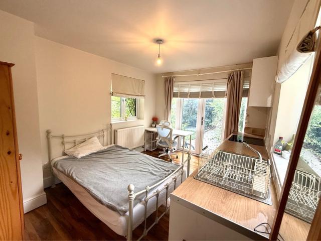Self contained studio 15 mins to city centre