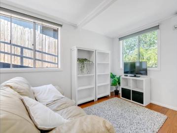 Self Contained Studio Apartment w/ Airconditioning