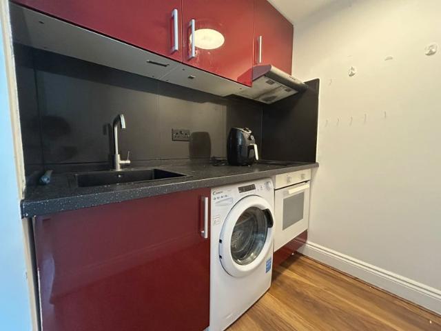 Self contained studio at Golders Green DSS Welcome