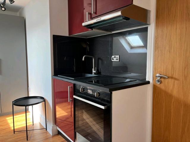 Self contained studio at Golders Green DSS Welcome