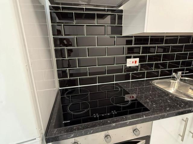 Self contained studio flat ideal for working couple only £1050 inclusive