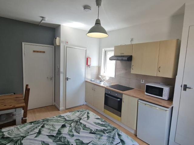 Self Contained Studio Near Transports