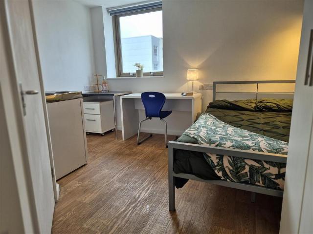 SELF CONTAINED STUDIO Studio to rent £695 pcm £160 pw