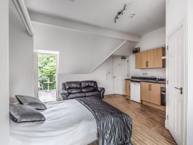 Self contained studio private balcony 80SRF7