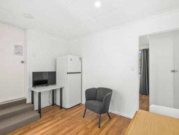 Self Contained Studio Unit with Kitchenette & Ensuite. Rent includes: Electricity, Water & Wifi