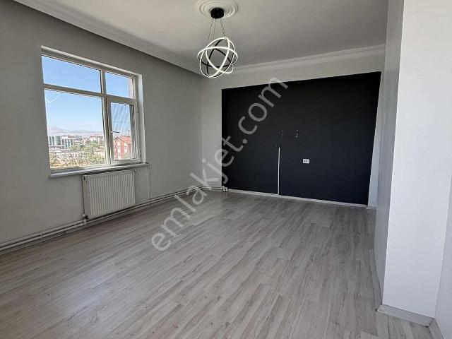 Selim Sultan Mah 3+1 Bakımlı Kiralık Daire