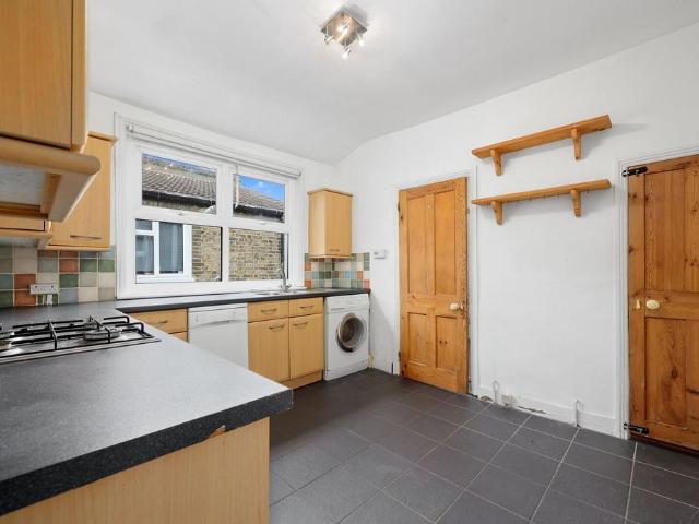 Sellincourt Road, Tooting, London, SW17 2 bed maisonette to rent £2,350 pcm £542 pw