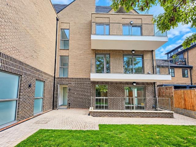 Selsdon Road, London CR2, 2 bed flat to rent, £2,300 pcm | PrimeLocation