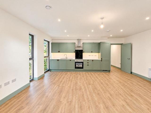 Selsdon Road, London CR2, 2 bed flat to rent, £2,300 pcm | PrimeLocation