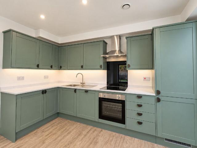 Selsdon Road, London CR2, 3 bed flat to rent, £2,450 pcm | PrimeLocation