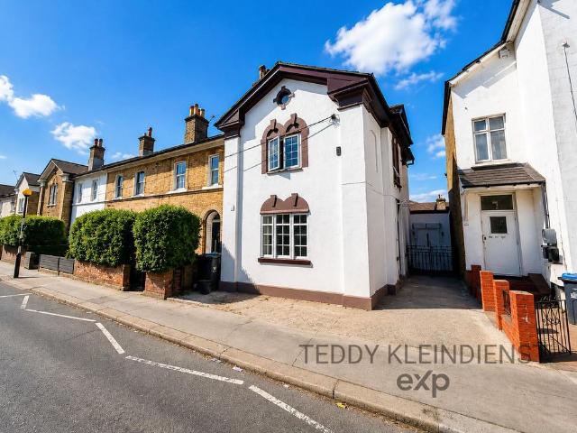 Selsdon Road, South Croydon CR2 3 bed apartment to rent £1,900 pcm £438 pw