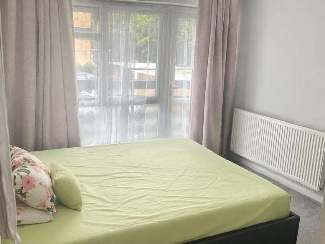 September Way, Stanmore HA7 1 bed in a house share to rent £900 pcm £208 pw