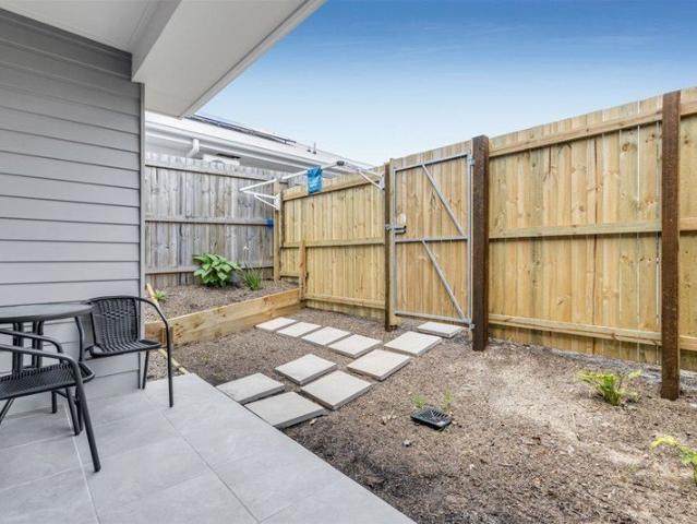 SEPARATE STUDIO UNIT IN DURACK WITH DIRECT INTERNAL ACCESS!