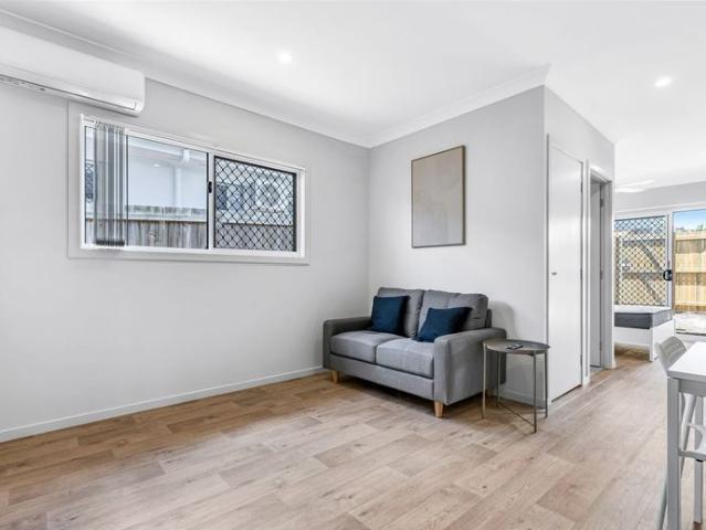 SEPARATE STUDIO UNIT IN DURACK WITH DIRECT INTERNAL ACCESS!