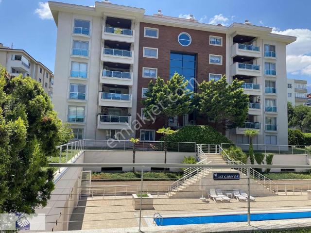 Servergazi Mahallesi Bahçekent Sitesinde Satılık 4+1 Daire