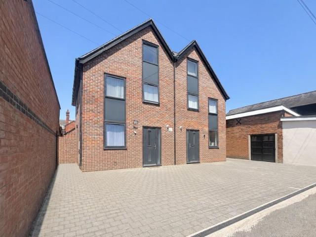 Service Road, Addlestone KT15 3 bed semi detached house to rent £2,250 pcm £519 pw