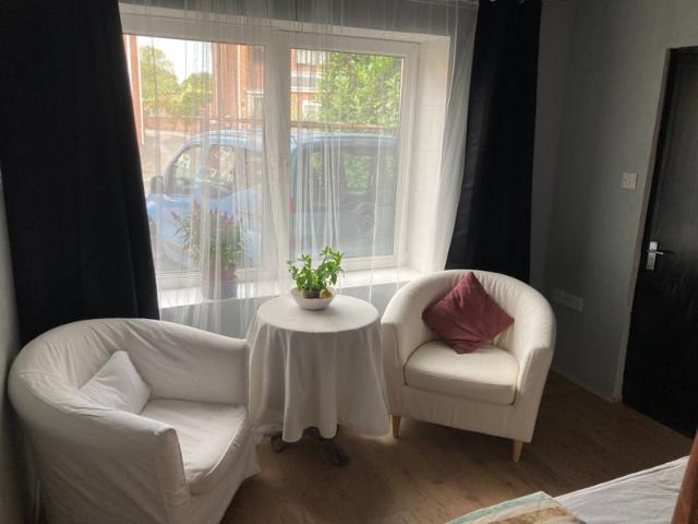 Serviced 1 Bed flat M1 J30 Mon–Fri Stay option
