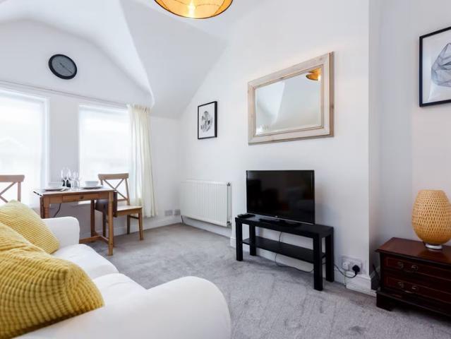 Serviced 1 Bed Flat, Town Centre All Bills Inc