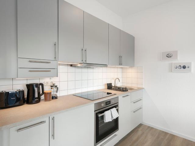Serviced Apartment with Balcony & Separate Bedroom – Walking Distance to Duisburg Hbf, Duisburg Amsterdam Apartments for Rent