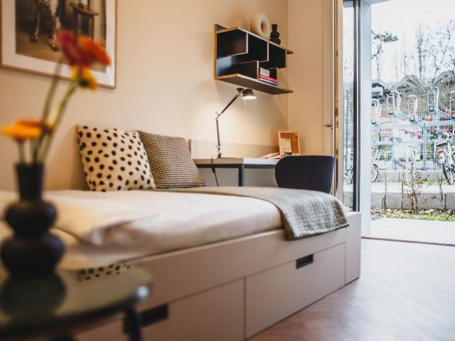 Serviced Studio Apartment with Large Single Bed and Groundfloor Terrace, Berlin Amsterdam Apartments for Rent
