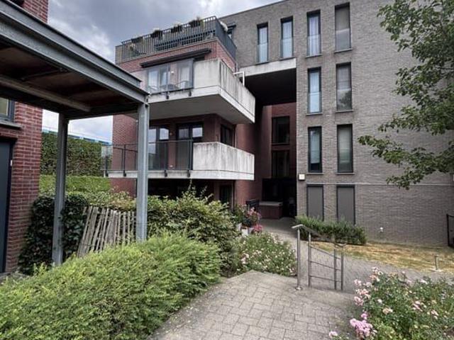 Serviceflat 2 slaapkamer met balkon en zwembad Te huur
