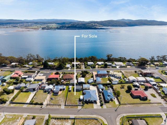 Services connected, fully fenced and a huge shed on 775sqm