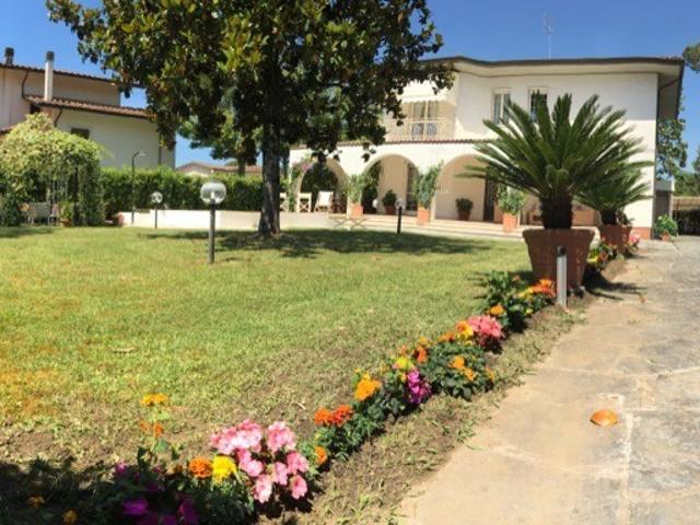 Galleria Fotografica Servizi Descrizione Richiedi informazioni su questo immobile Bella villa con minipiscina con idromassaggio in affitto e in vendita