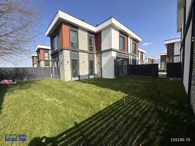 SERDİVAN YAZLIKTA SATILIK TAM MÜSTAKİL GENİŞ BAHÇELİ 4+1 VİLLA