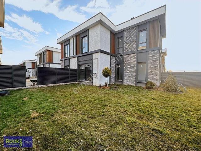 Serdivan Yazlıkta Kiralık Tam Müstakil Bahçeli 4+1 Villa