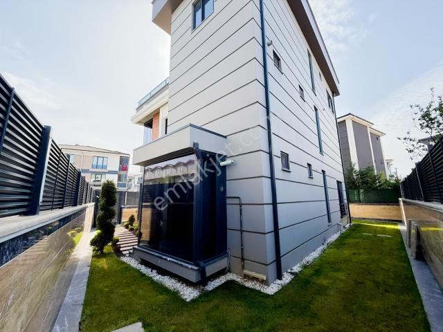 Serdivan Yazlıkta Sınırları İhtişam: 5+1 Lüks Satılık Villa!