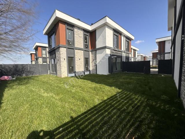 Serdivan Yazlıkta Satılık Tam Müstakil Geniş Bahçeli 4+1 Villa