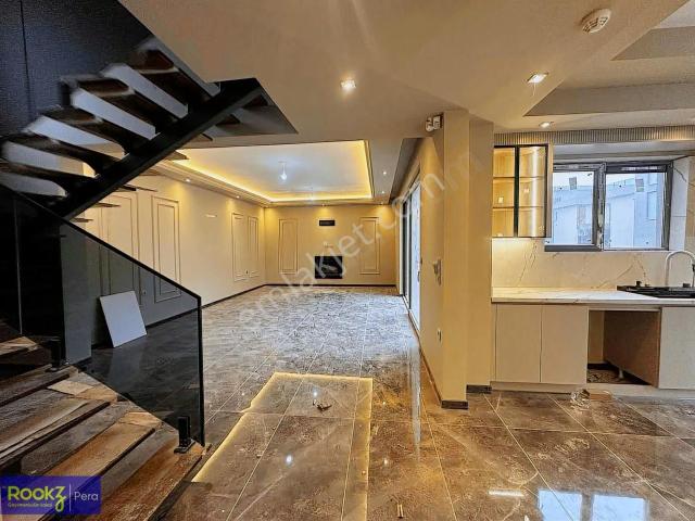 Serdivan Aralık Satılık Havuzlu Lüks Site İçi 4+1 Villa