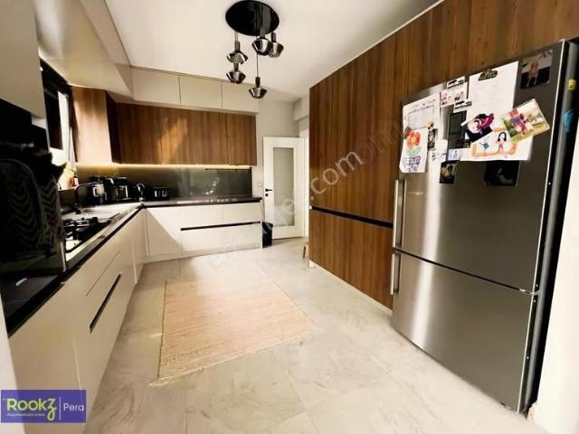 Serdivan Bağlantısında Geniş Yaşam Alanlı Site İçi 7+1 Villa
