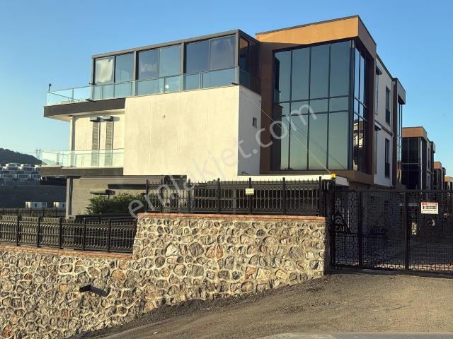 Serdivan Özarlife Sitesinde 6+1 Lüks Triplex Villa Özelhavuzlu