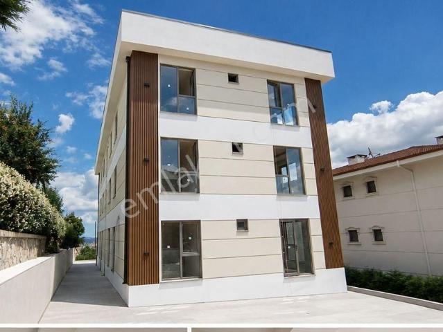 Serdivan'da Bahçeli Şömineli Ebeveyn Banyolu 3+1 Sıfır Daire