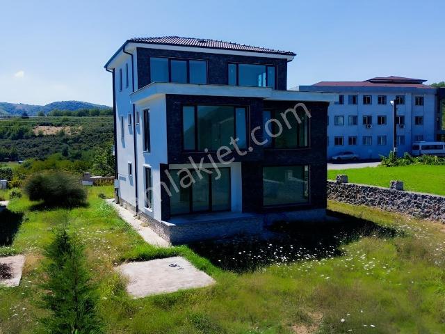 Serdivanda 1200 M² Arsa İçerisinde Satılık Müstakil Villa