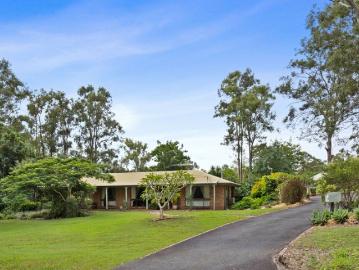 Serene 4 Bedroom Oasis with Pool in Karalee