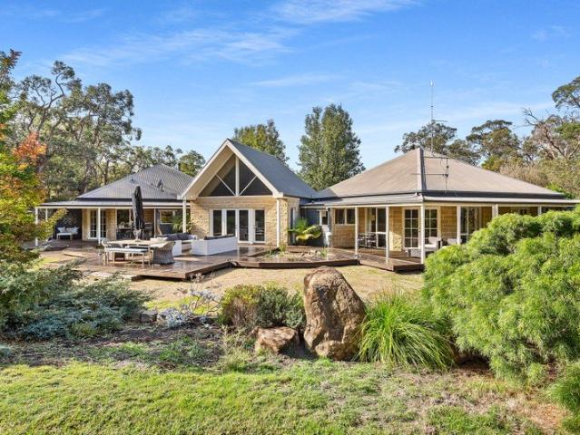 Serene Bushland Retreat On 10 Acres