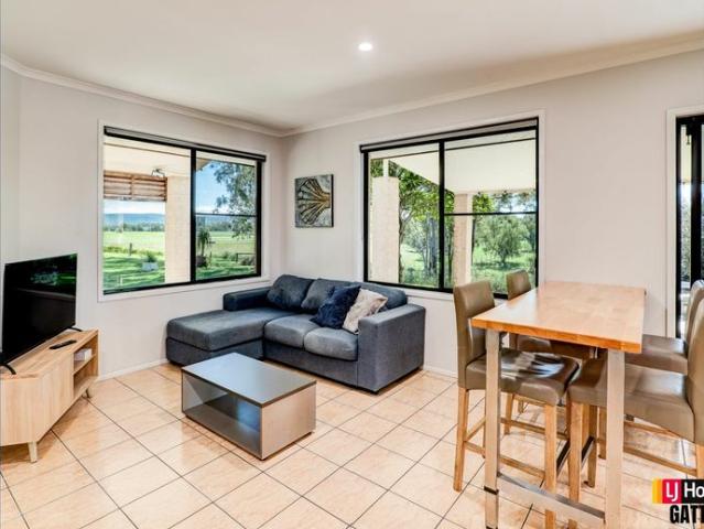 SERENE FAMILY HOME IN GATTON