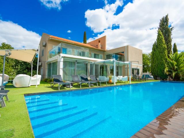Serene Luxury Villa with Tranquility in Estói