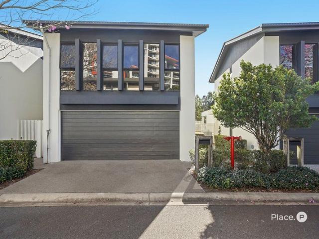 Serene Modern Retreat in Convenient Robina