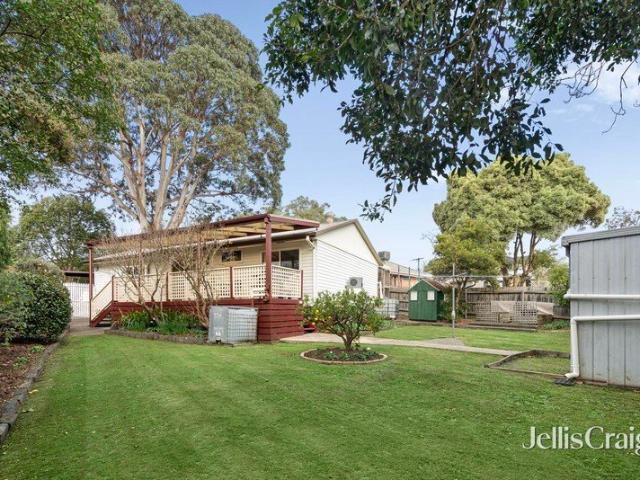 Serene single level garden sanctuary in enviably walkable locale