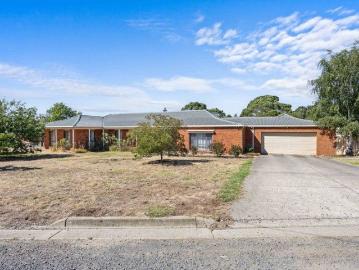 Serene & Spacious Family Retreat Minutes to Ballarat